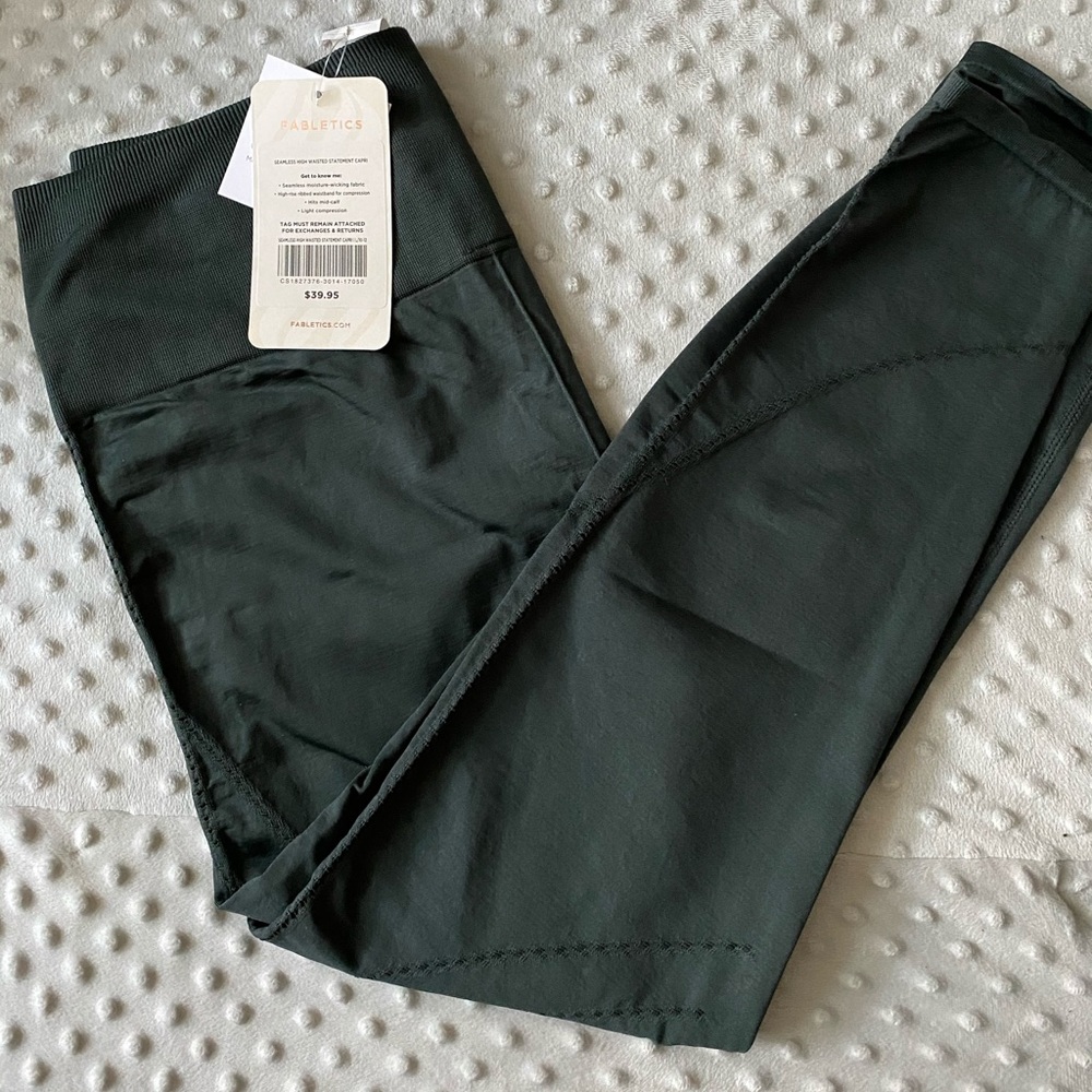Fabletics Seamless Dot Capris, Dark Green. Size L